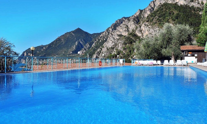 Limone sul Garda Apartment | Beautiful apartment for 4 people with WIFI, hot tub, A/C, pool, TV and terrace