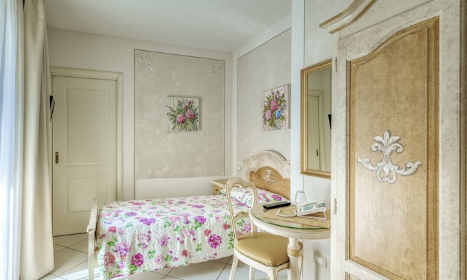 Darfo Boario Terme House | Camelia - Single Room with Balcony in Art Nouveau Villa