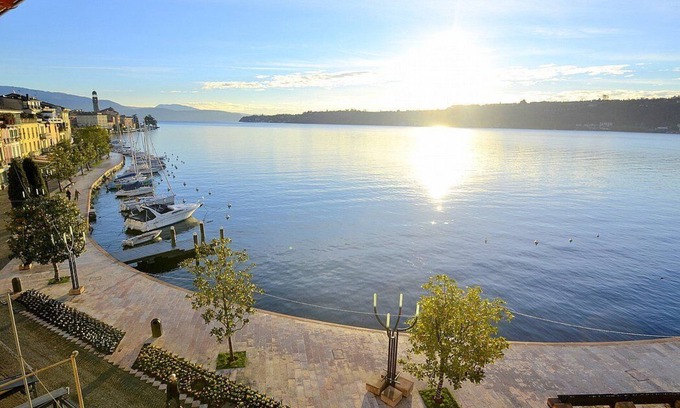 Salo House | Casa Nuvola: A bright and elegant apartment located on the lake promenade of Lake Garda.