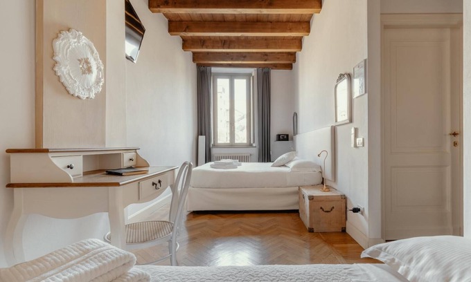 Borgo San Leonardo Hostel | Deluxe spaciuos triple room with large modern ensuite bathroom and airconditioning