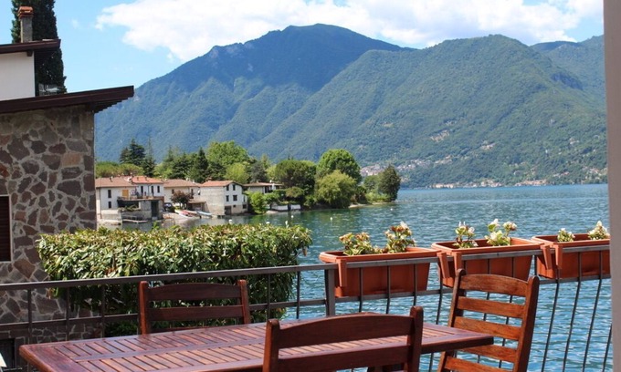 Claino Con Osteno Villa | Detached villa on the shore of Lake Lugano. Direct access. Views.
