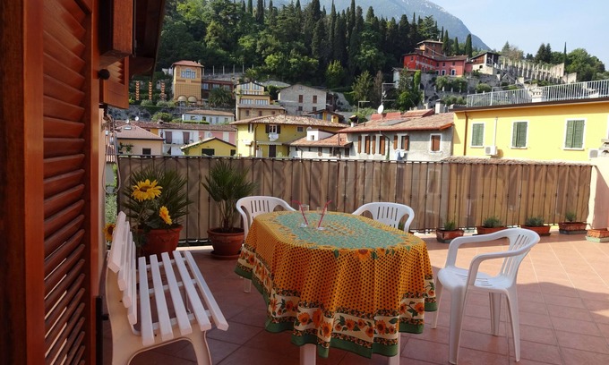 Toscolano Maderno Apartment | Elegant apartment on the lake with private parking and terrace