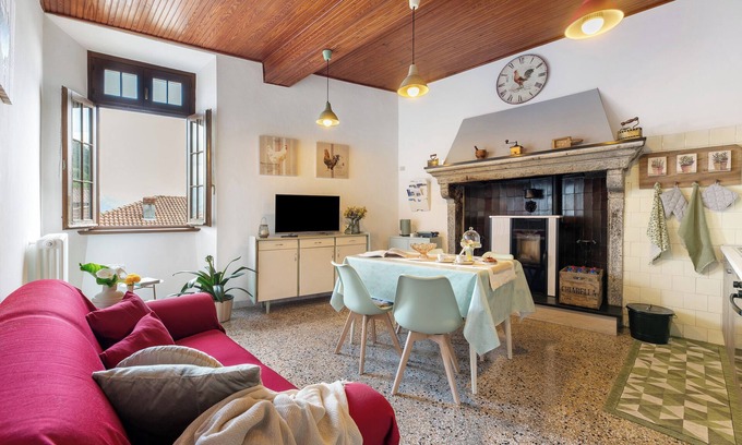 Naggio House | Holiday Home 'Casa Venanzio' with Lake View and hot tub