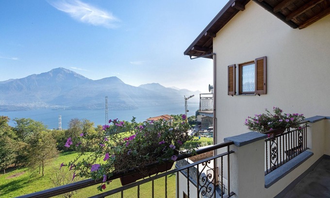Stazzona House | Holiday Home 'Giuly' with Lake View, Private Terrace and Wi-Fi