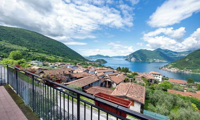 Sulzano House | Holiday Home 'Villa Turchese' with Lake View, Private Pool and Wi-Fi