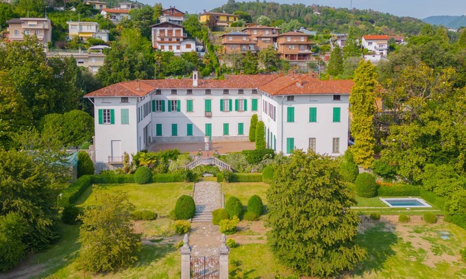 San Fermo della Battaglia Villa | 550 m² Villa ∙ 7 bedrooms ∙ 15 guests