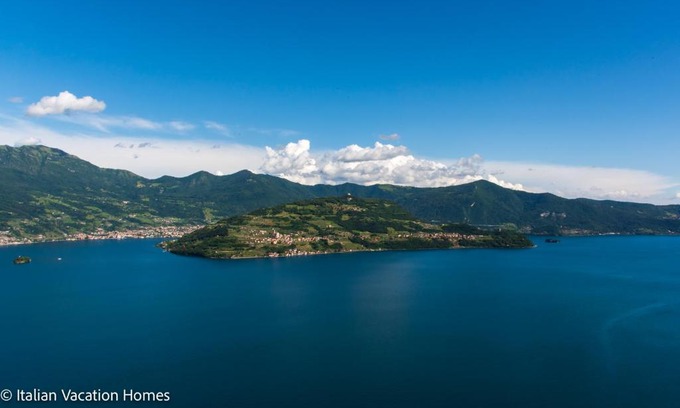 Parzanica House | Italian Vacation Homes - Panoramic Villa