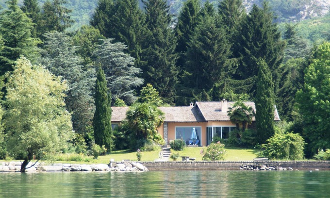 Campo Villa | Lakefront Villa, in its own 5 acre parc at the lake, private sandy beach