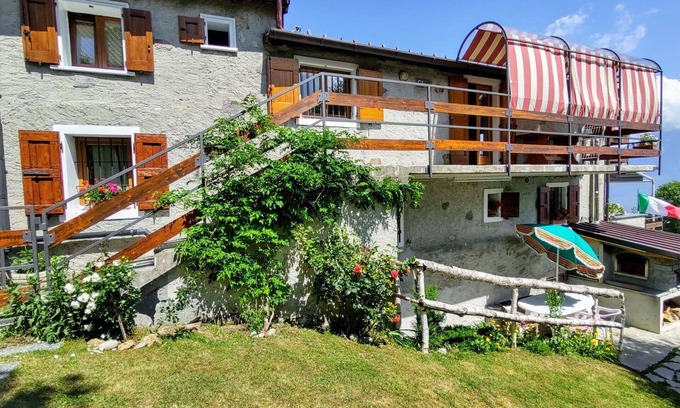 Peglio Apartment | Lovely apartment for 6 people with WIFI, TV, patio and pets allowed