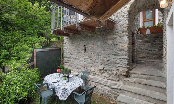 Dosso del Liro Apartment | Studio 'Su 2 Livelli' with Mountain View, Shared Garden and Wi-Fi