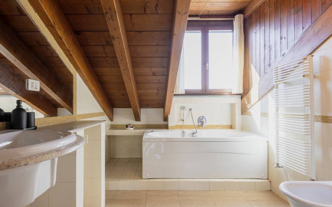 Photo of Bathroom in Tricolore