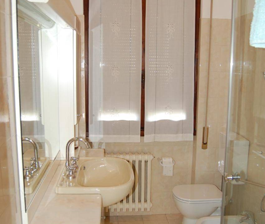 Photo of Bathroom in Calozzo