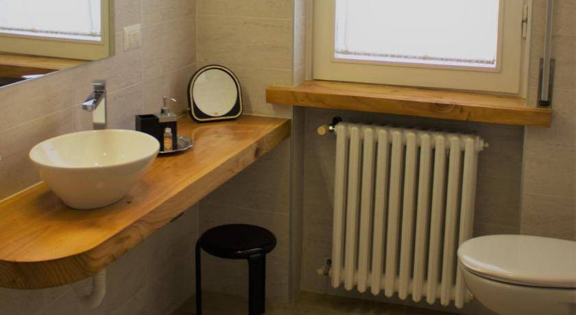 Photo of Bathroom in Magenta