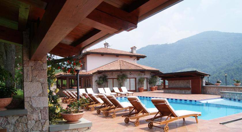 Photo of Others in Bracca