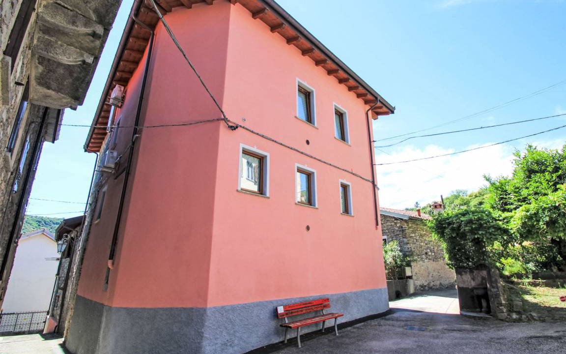 Photo of Buildings in Dumenza