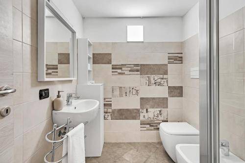 Photo of Bathroom in Tricolore