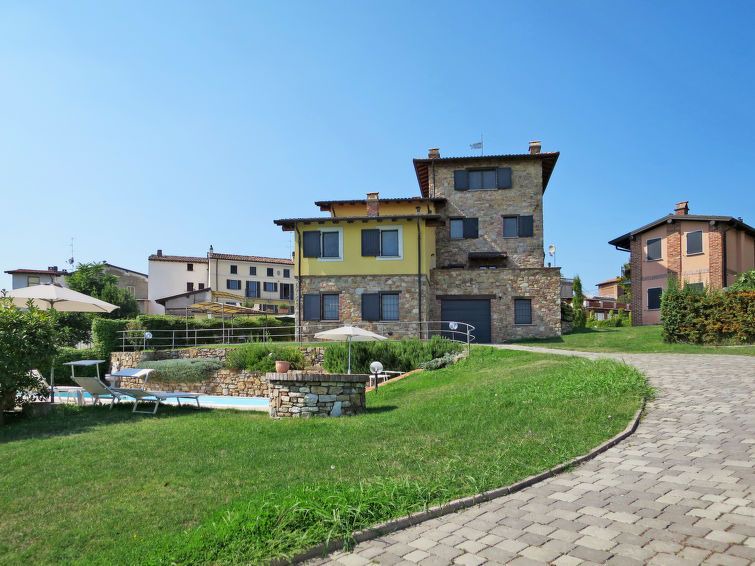 Photo of Buildings in Castana