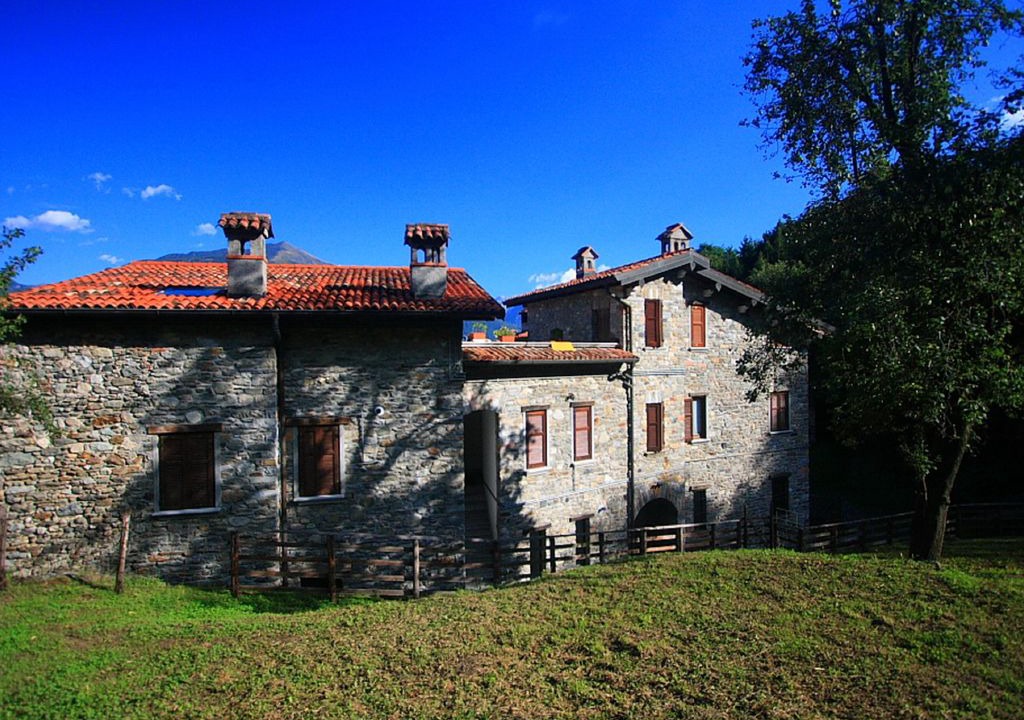 Photo of Buildings in Cremia