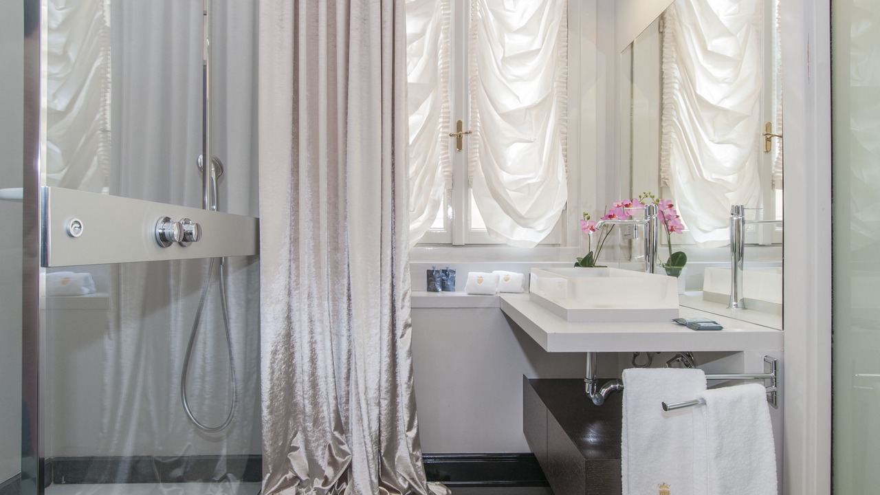 Photo of Bathroom in Magenta