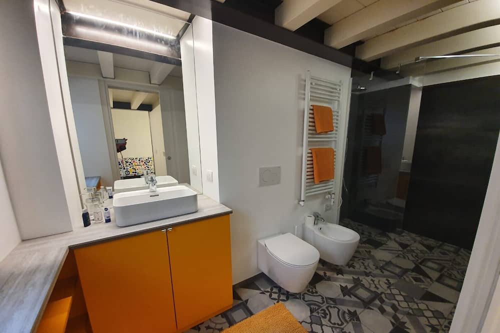 Photo of Bathroom in Tricolore