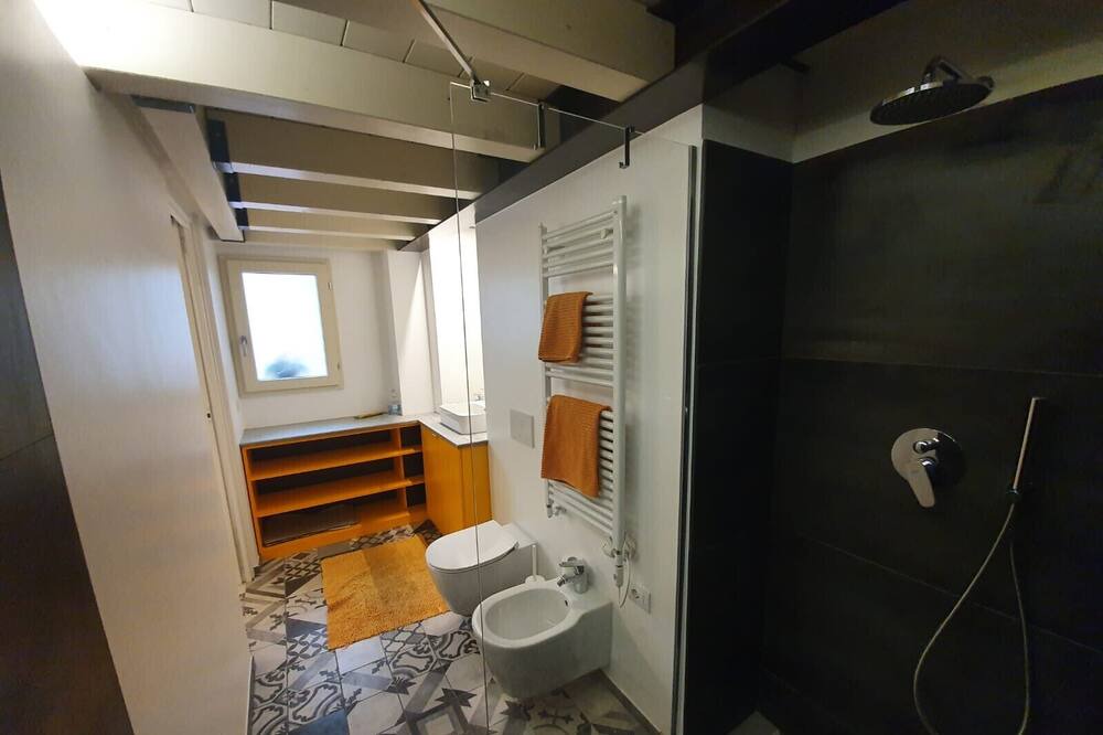 Photo of Bathroom in Tricolore