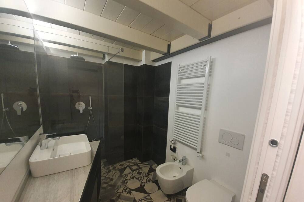 Photo of Bathroom in Tricolore