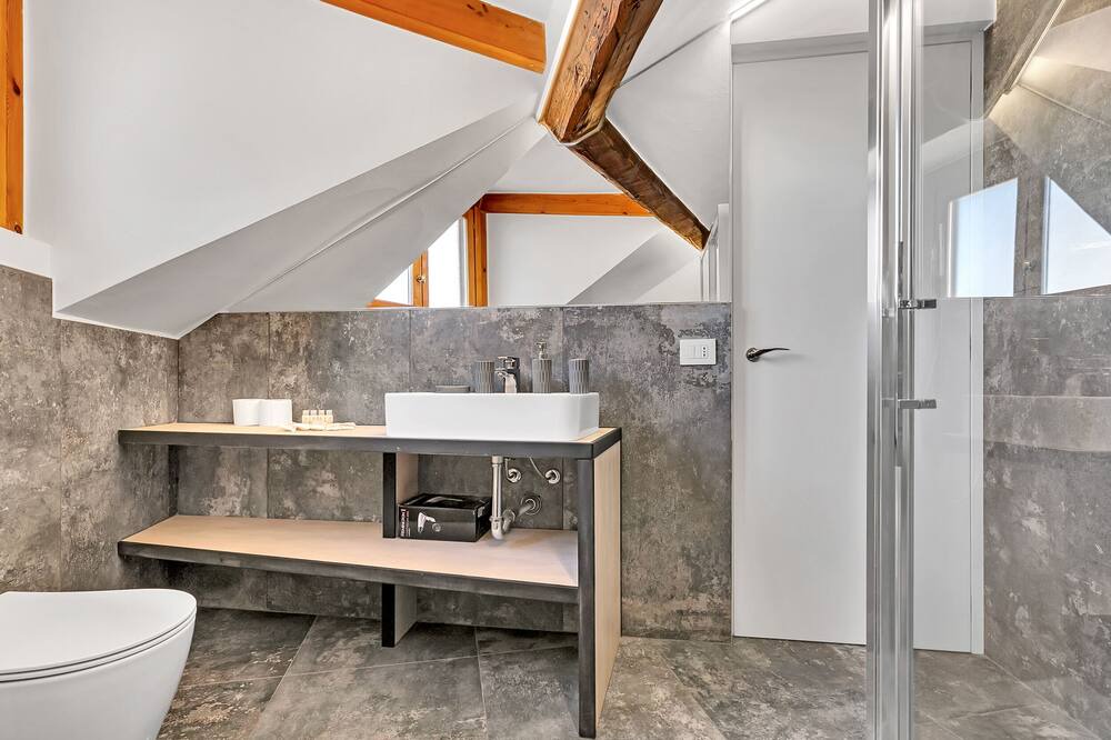 Photo of Bathroom in Tricolore