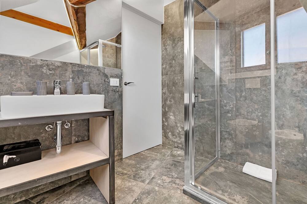 Photo of Bathroom in Tricolore
