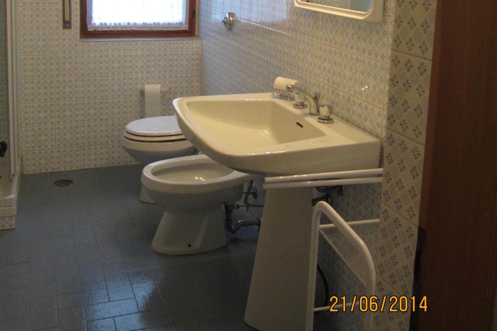 Photo of Bathroom in Aviatico