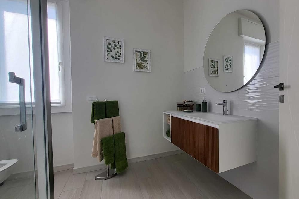 Photo of Bathroom in Rho