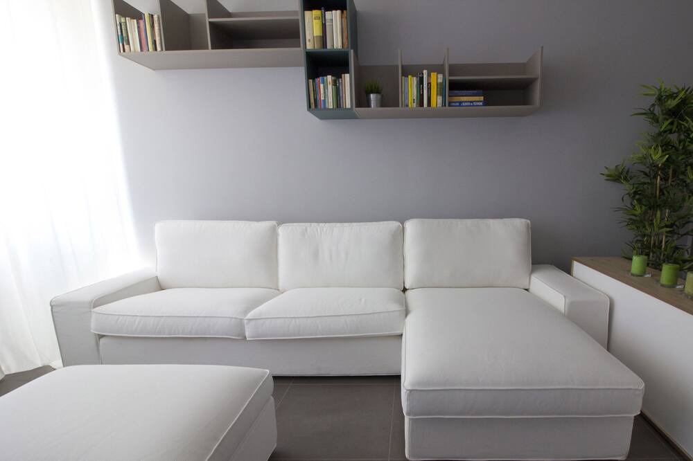 Photo of Livingroom in Magenta