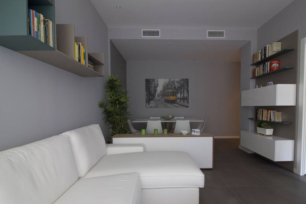 Photo of Livingroom in Magenta