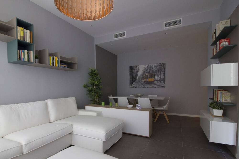 Photo of Livingroom in Magenta