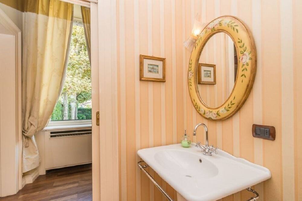Photo of Bathroom in Como