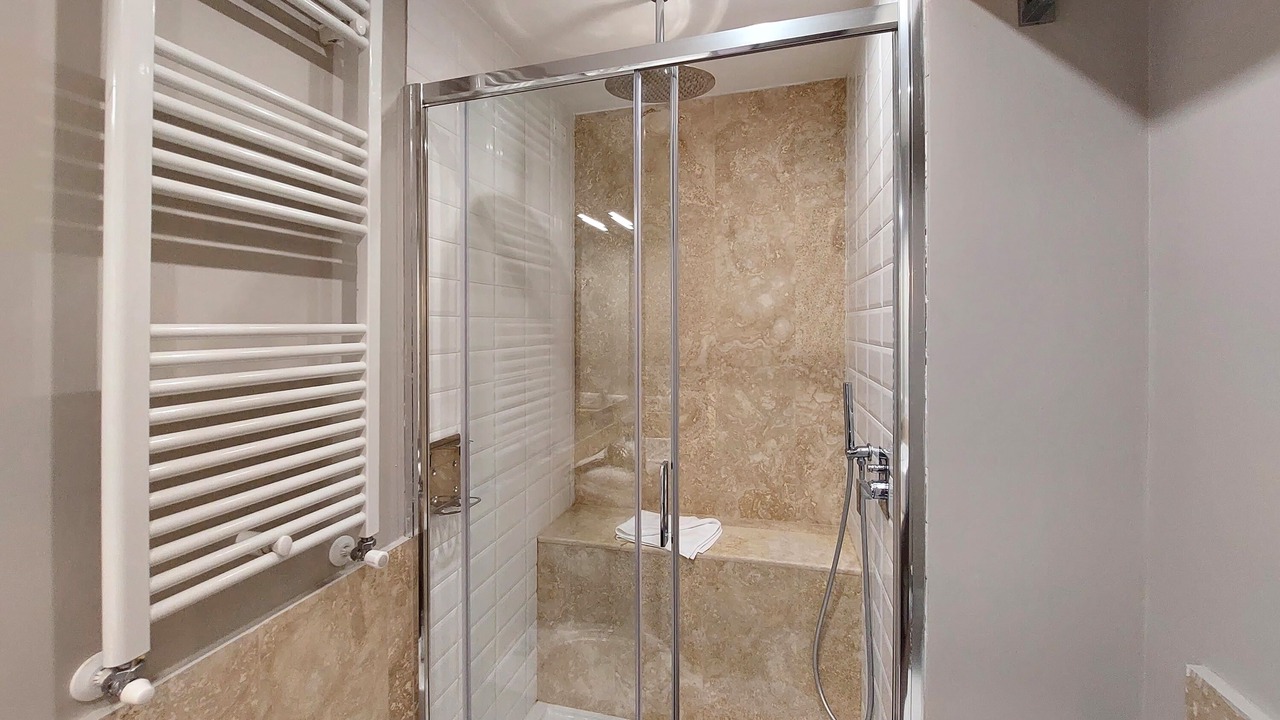 Photo of Bathroom in Tricolore