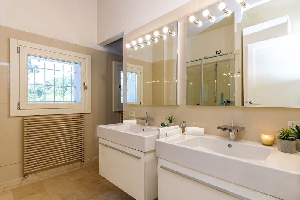 Photo of Bathroom in Comabbio