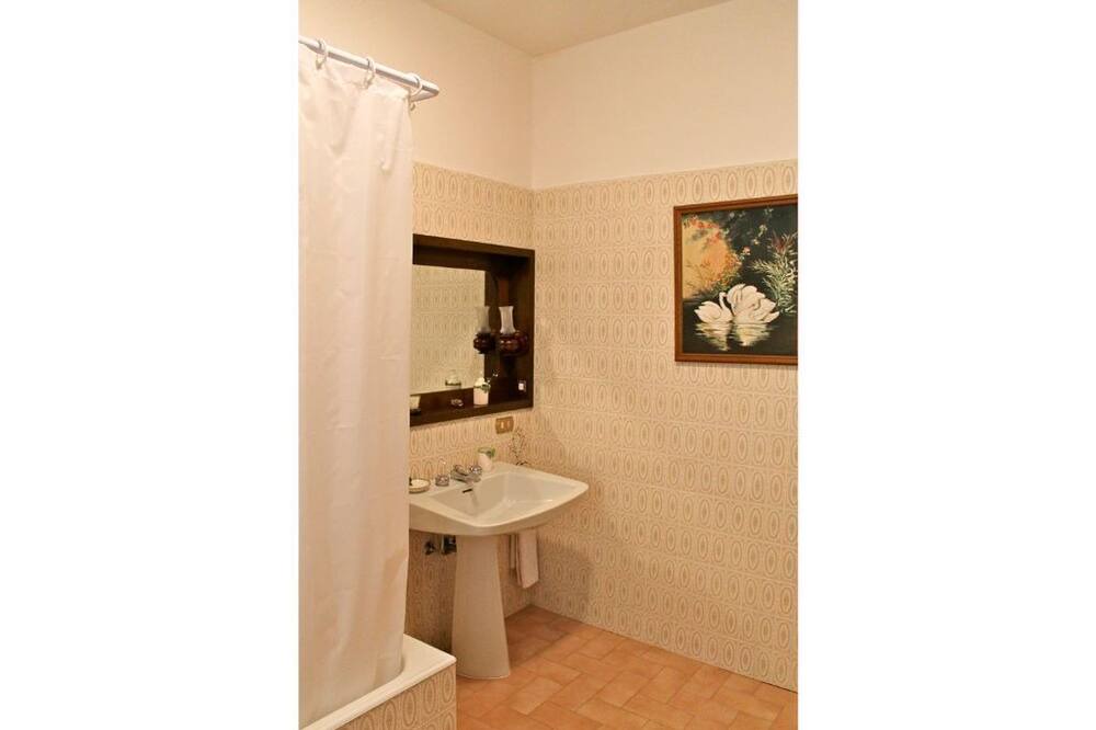 Photo of Bathroom in Naggio