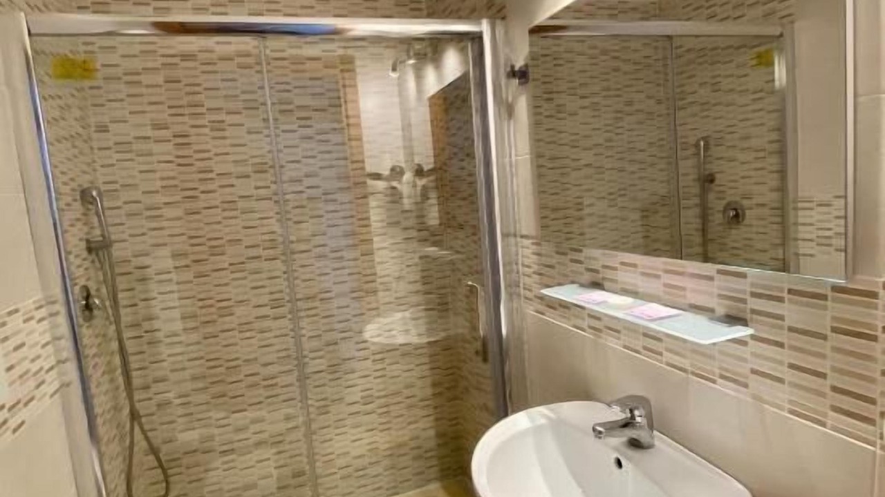 Photo of Bathroom in Tricolore