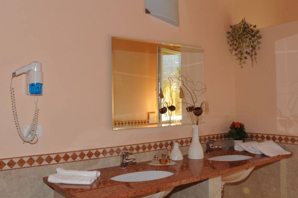 Photo of Bathroom in Crone