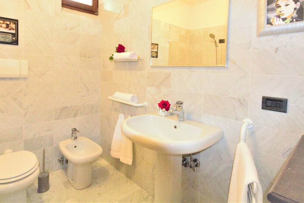 Photo of Bathroom in Cremia