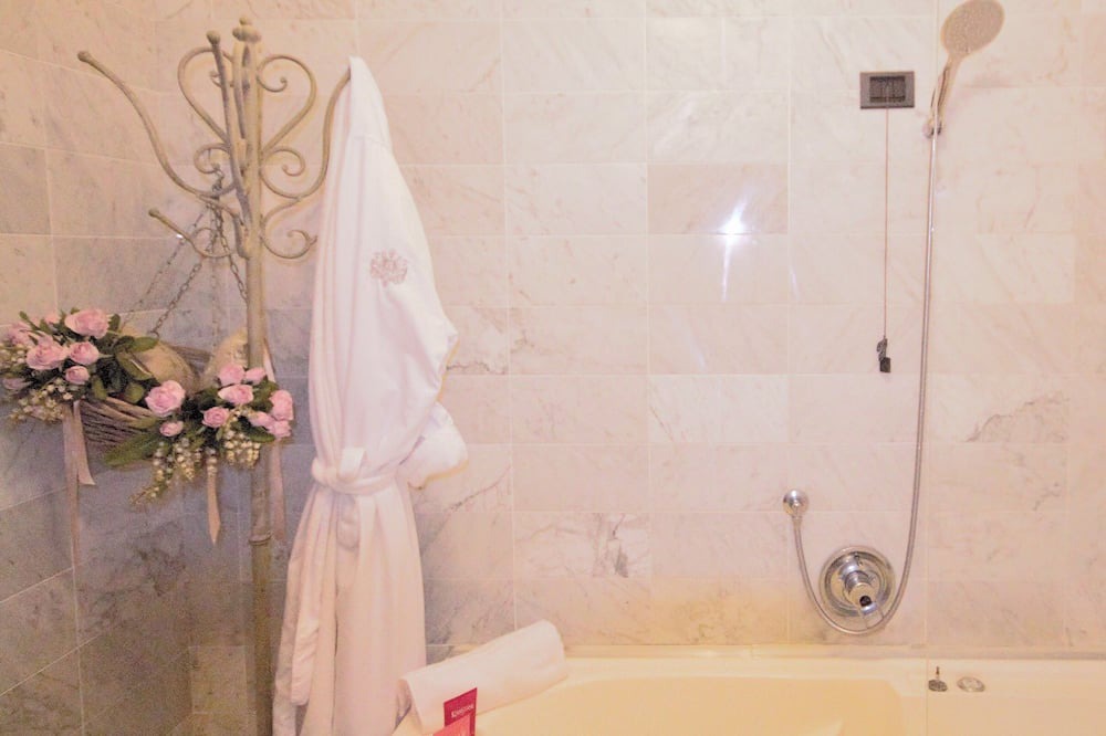 Photo of Bathroom in Cremia