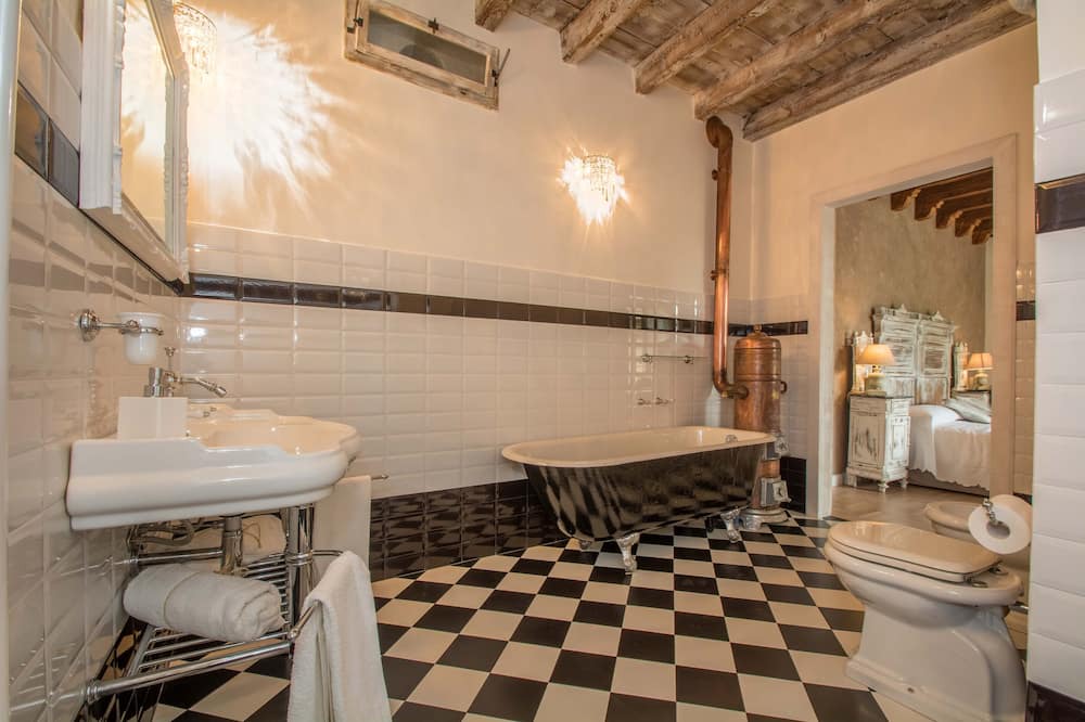 Photo of Bathroom in Cunettone