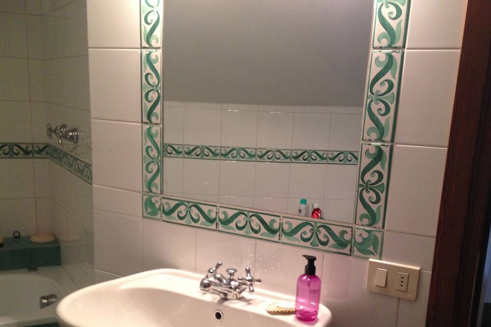 Photo of Bathroom in Cremeno