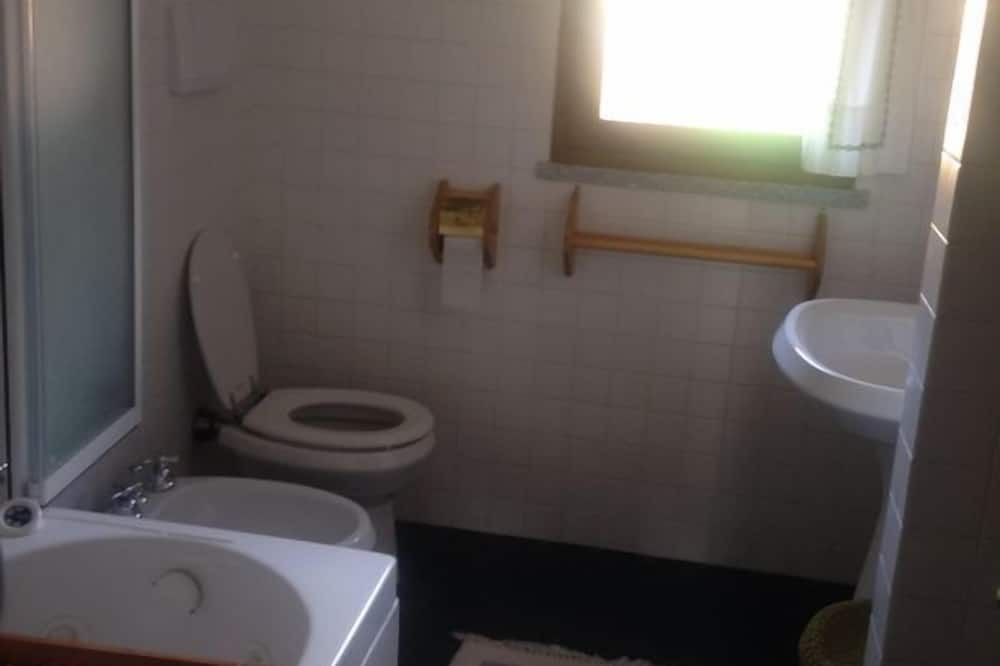 Photo of Bathroom in Cremeno
