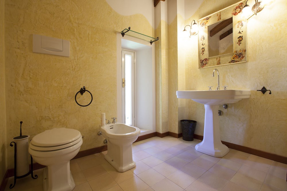 Photo of Bathroom in Pare