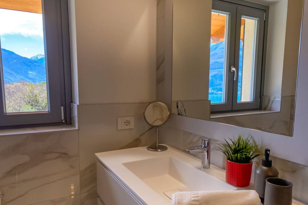 Photo of Bathroom in Calozzo