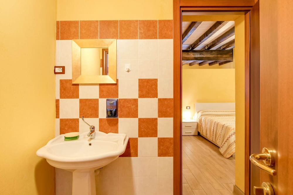 Photo of Bathroom in Marone