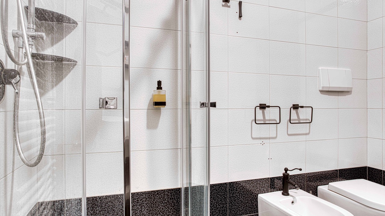 Photo of Bathroom in Tricolore
