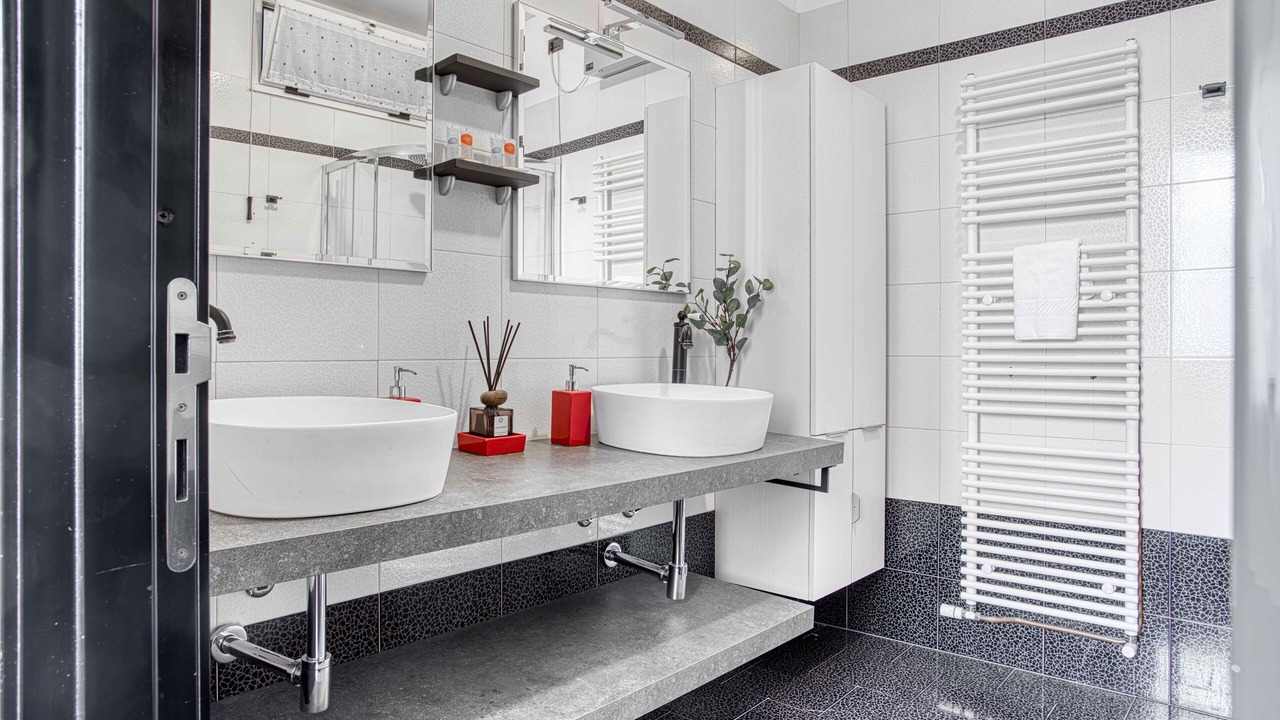Photo of Bathroom in Tricolore
