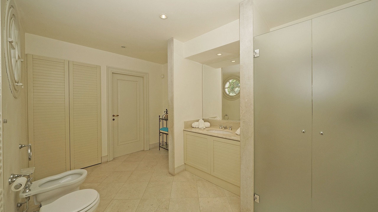 Photo of Bathroom in Roe